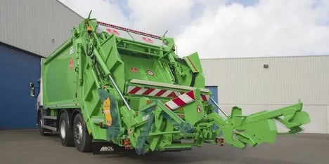 Een groene container wagen 