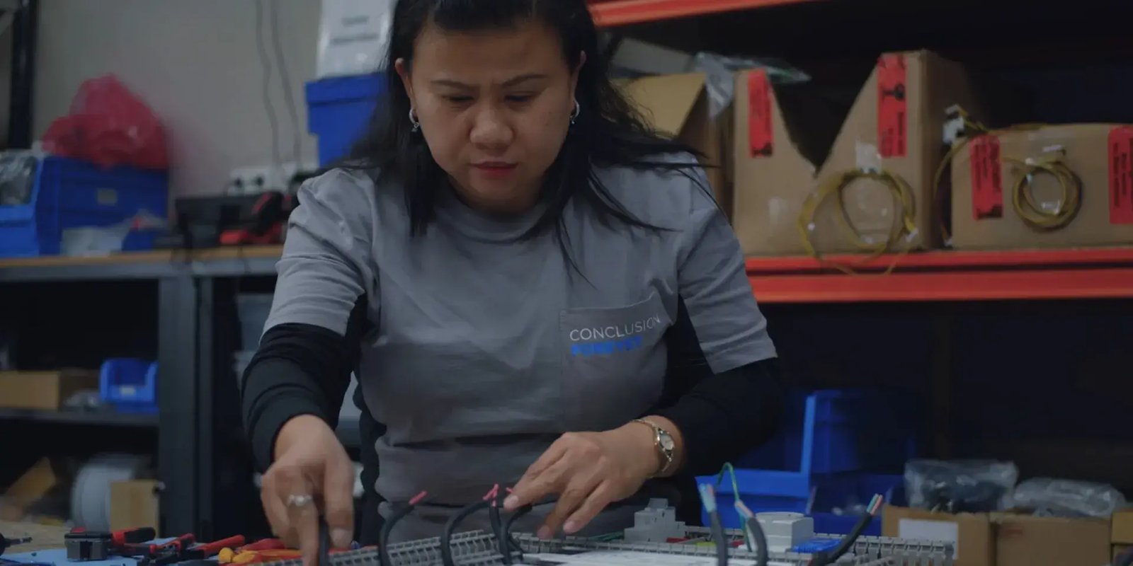 Vrouw in Conclusion ForeyeT kleding bezig met haar werkzaamheden