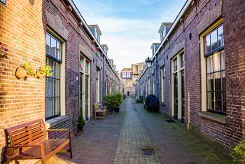 Een straat met oude huizen