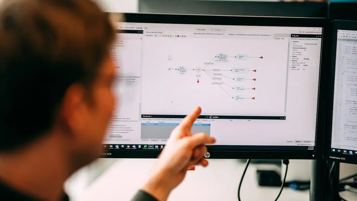 Man wijst op scherm computer