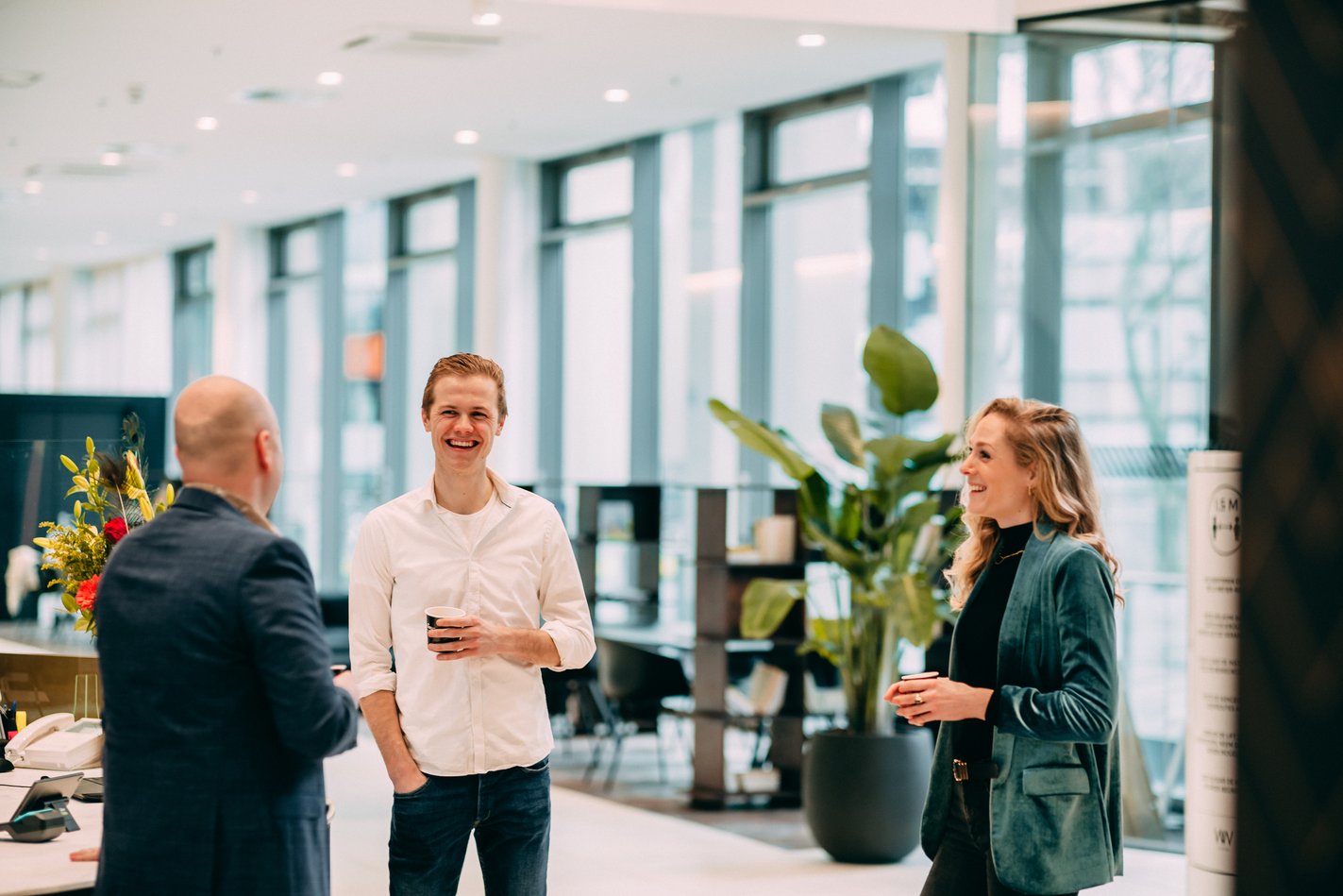 Mensen die met elkaar staan te praten