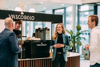 Mensen bij een koffiezetapparaat