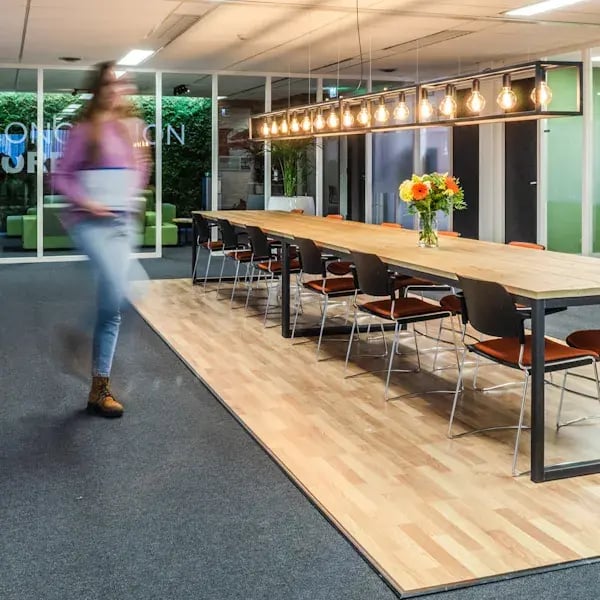 Kantoor ruimte met lange ruimte