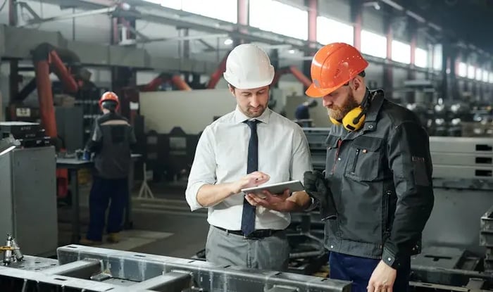 werknemers in industrie in overleg