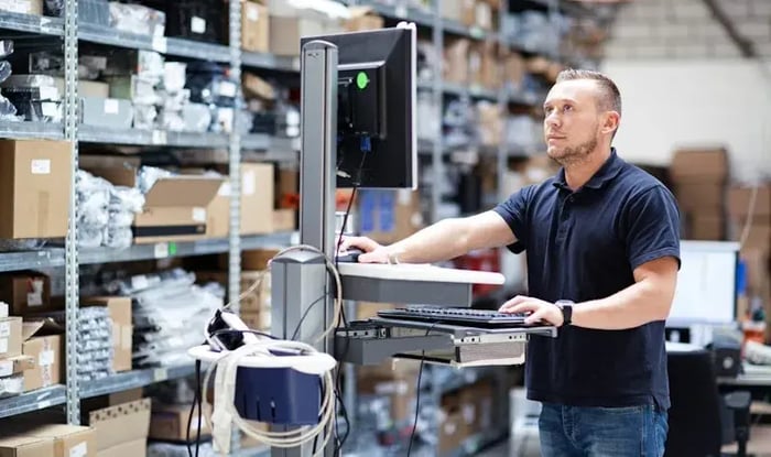 Man met laptop in retailbedrijf 