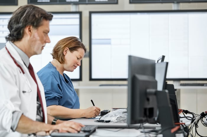 Twee artsen achter een computer