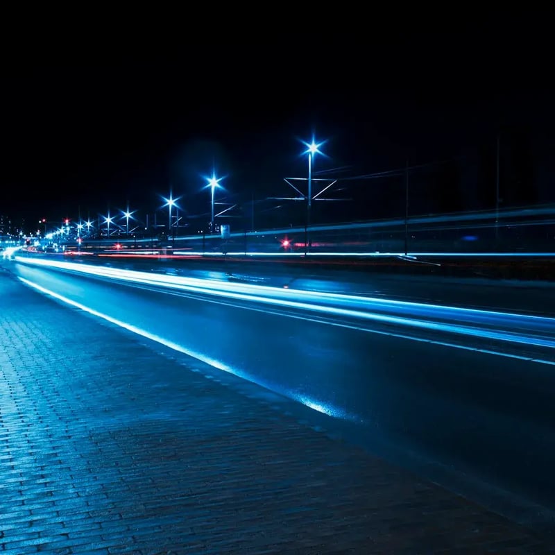 Spoorweg infrastructuur in avondlicht.