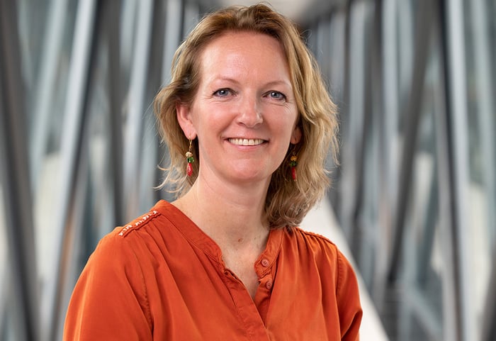 Een vrouw die lacht naar de camera