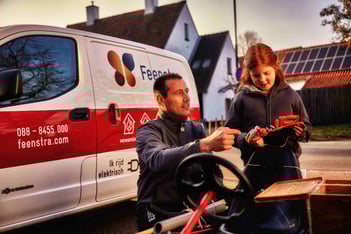 Een man en meisje voor een feenstra bus