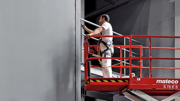 Man op stijger aan het werk