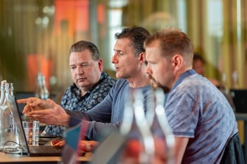 overleggen achter computer