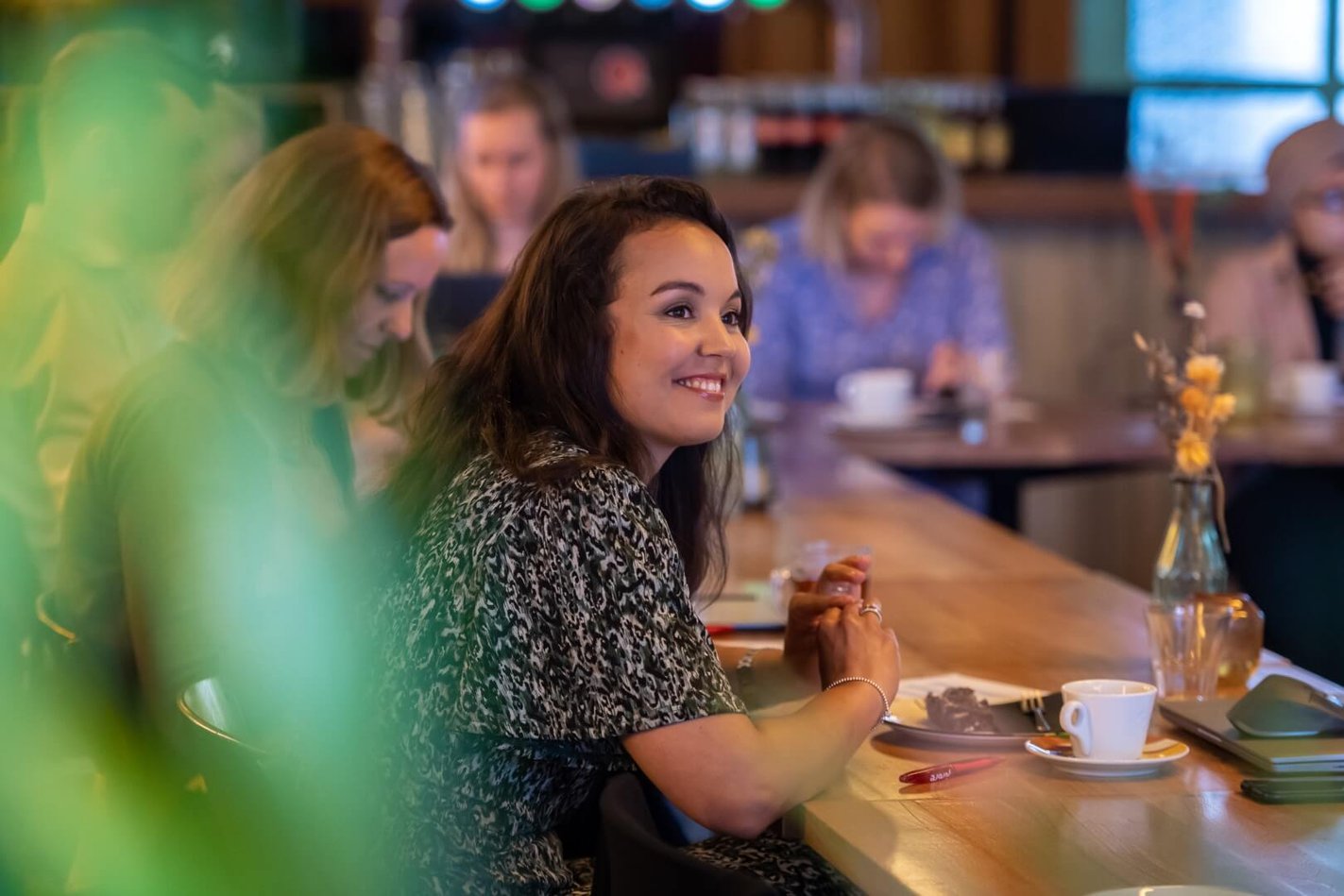 Collega aan tafel bij een event.