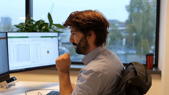 medewerker achter computerscherm