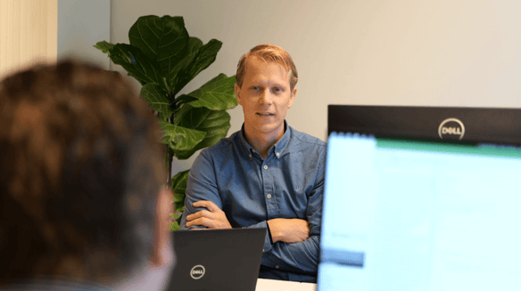 Nils met zijn armen over elkaar.