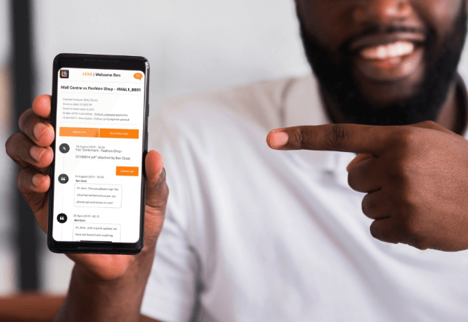 Man wijst naar scherm mobiele telefoon in zijn hand