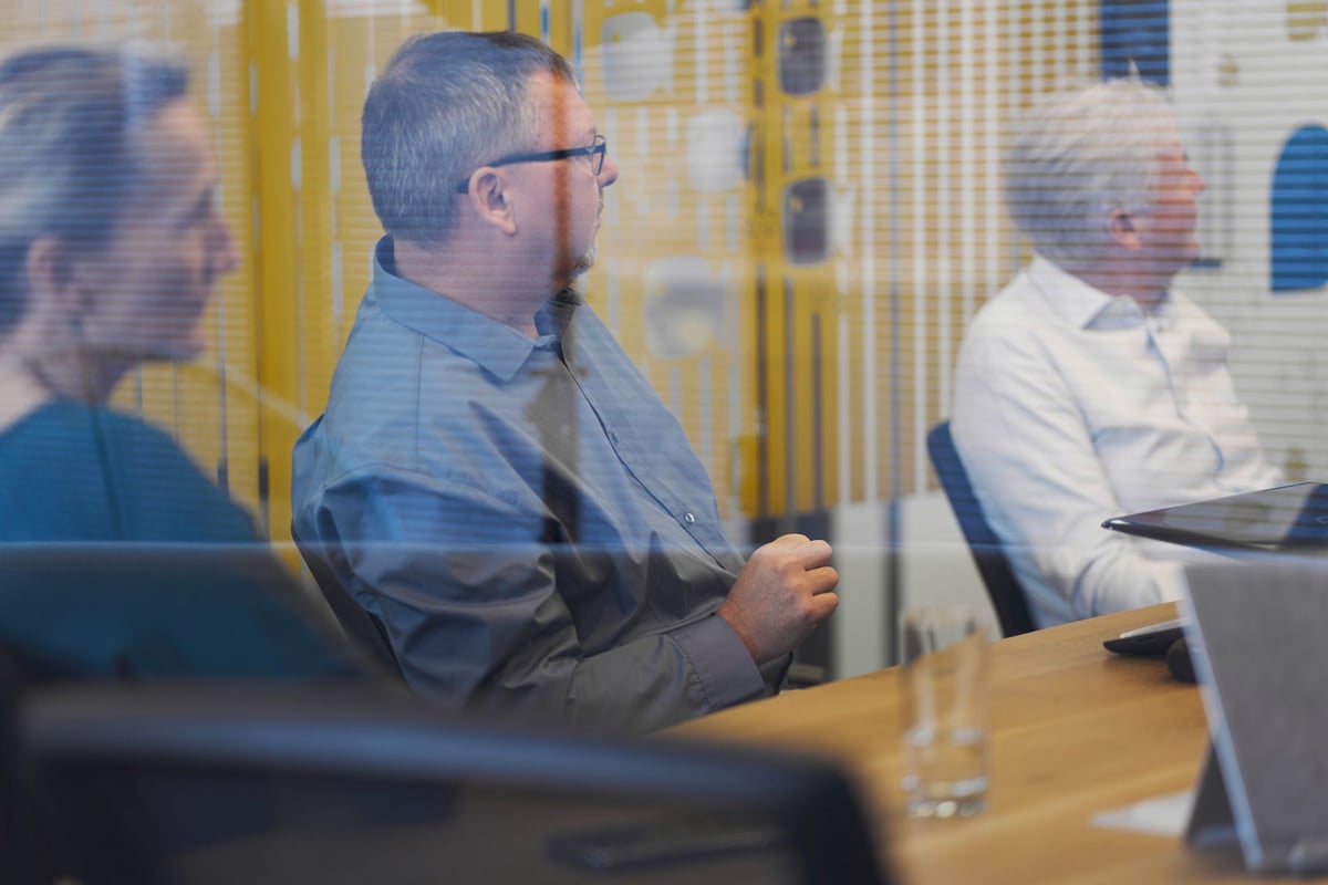 Man zit aan tafel net andere mensen