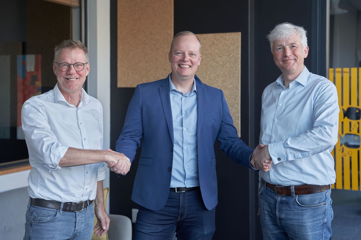 drie mannen handen schuddend naast elkaar