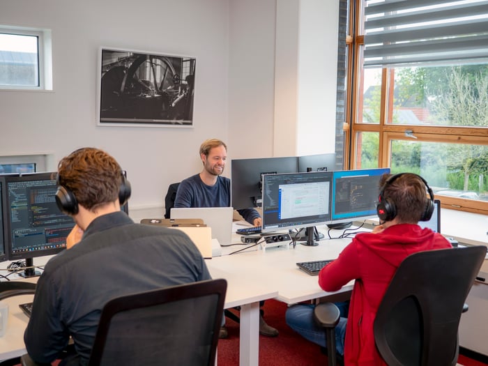 Mannen aan een kantooreiland