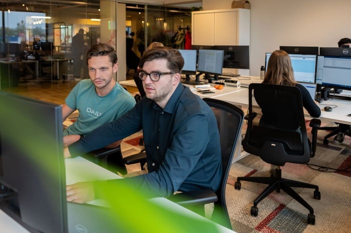 Twee collega's die naar het computer scherm kijken