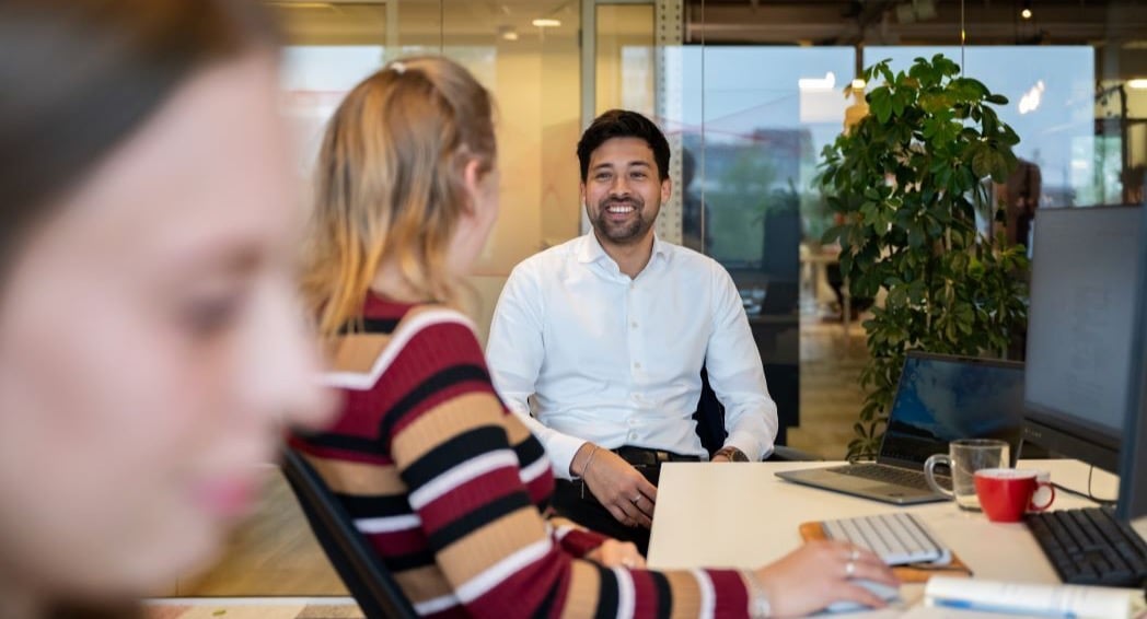 Collega's aan het werk.