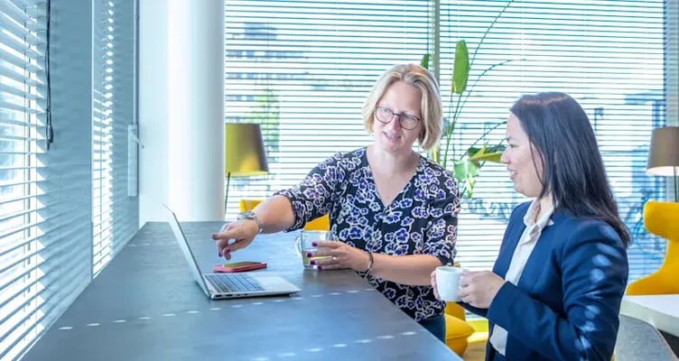 vrouw legt uit achter computer