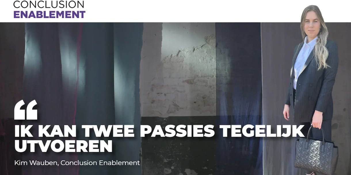 Vrouw in mantelpak met tas bij kantoor