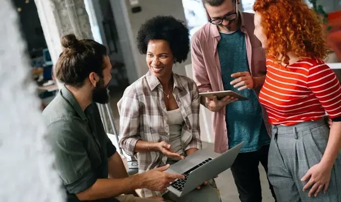 personen lachend bij een laptop