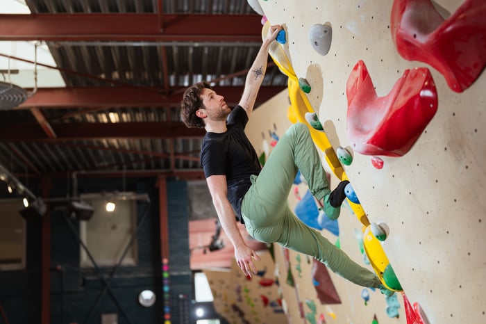 Man aan het boulderen