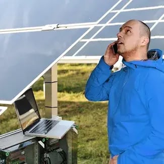 Man belt in buitenlucht onder panelen