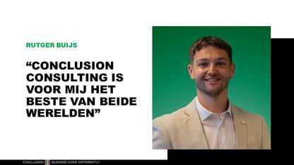 Portret van een glimlachende man in licht colbert met groene achtergrond en citaat over Conclusion Consulting.