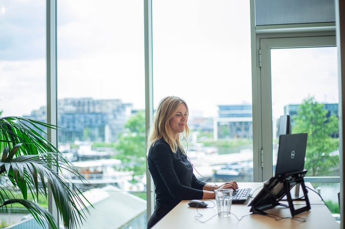 Mevrouw staat achter de computer