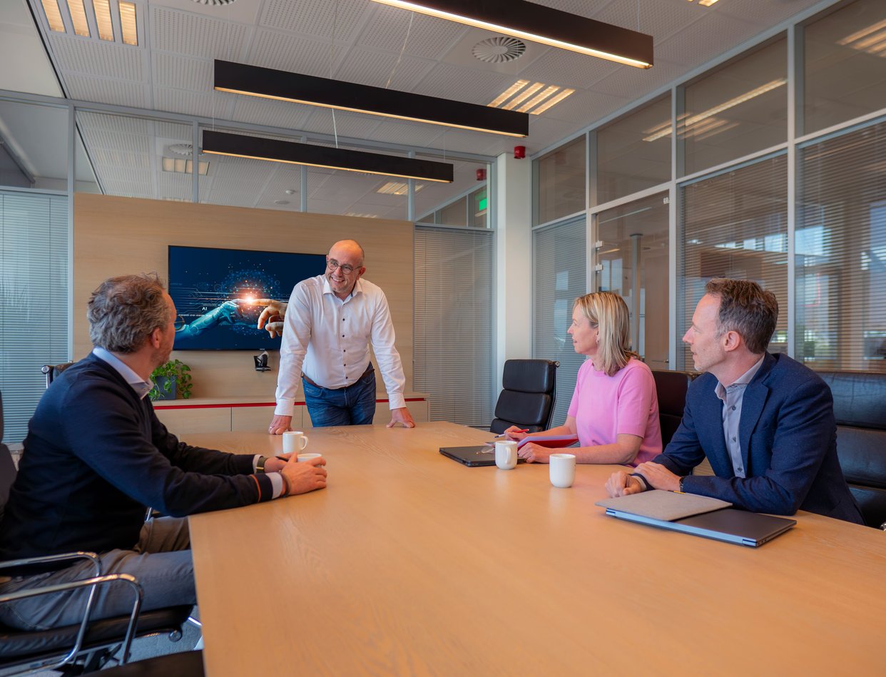 Collega's in vergader ruimte met elkaar in gesprek
