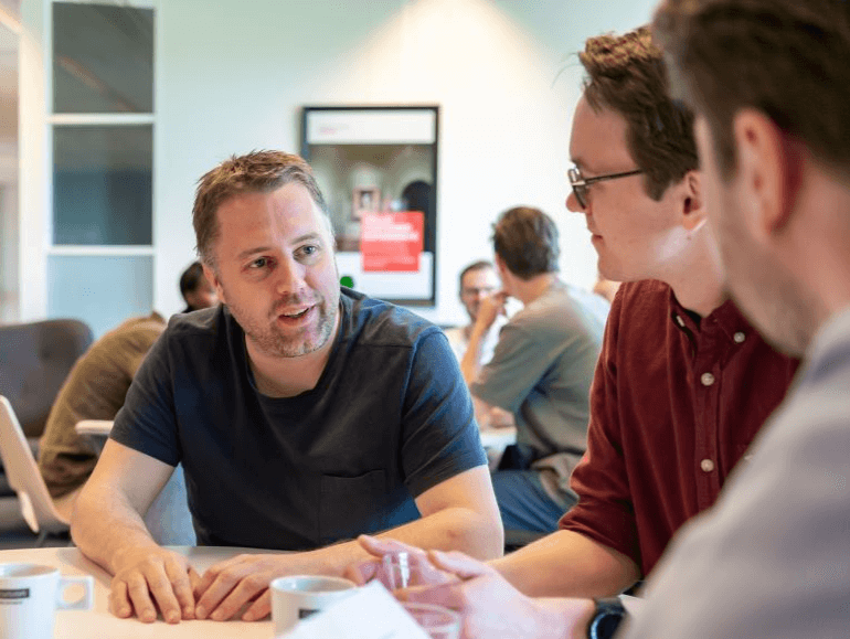 Collega's in overleg.