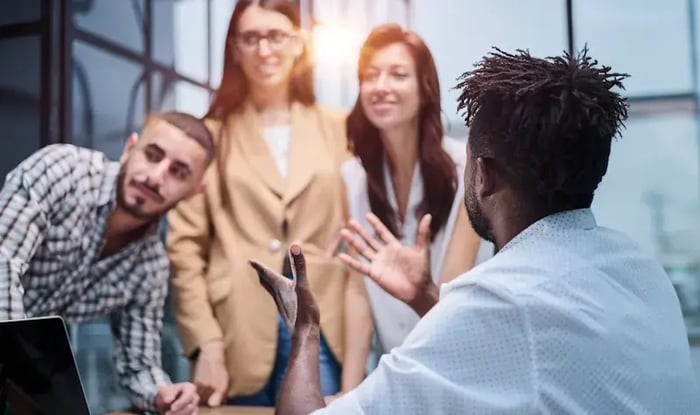 Vier collega's in gesprek