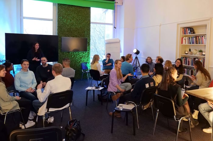 Collega's in groepjes zitten bij elkaar.