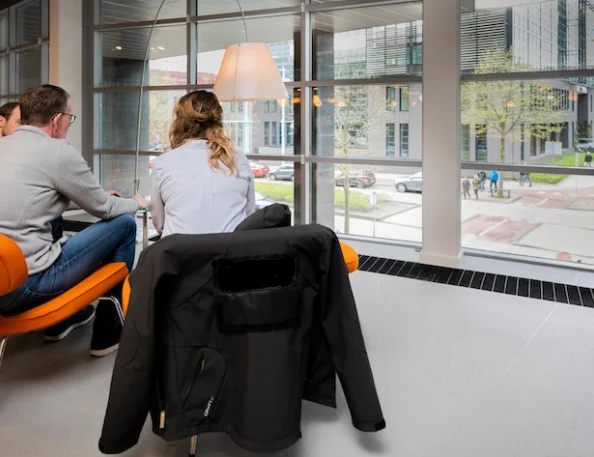een vrouw achter een bureau