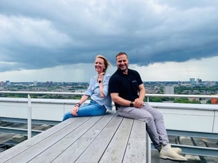 Twee mensen die op een picknicktafel zitten