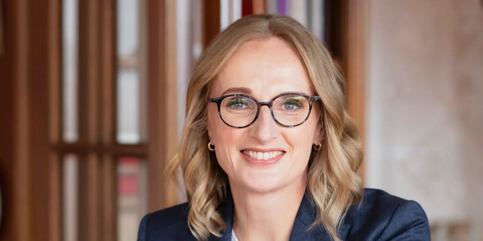 Vrouw met bril lacht