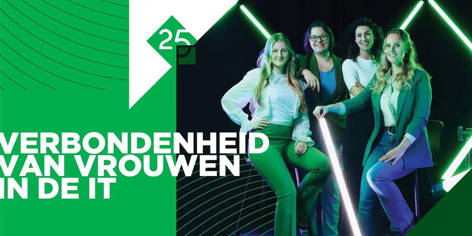 Vier vrouwen glimlachend bij elkaar