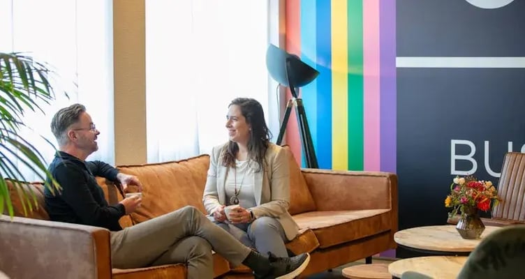 collega's op een bank in overleg