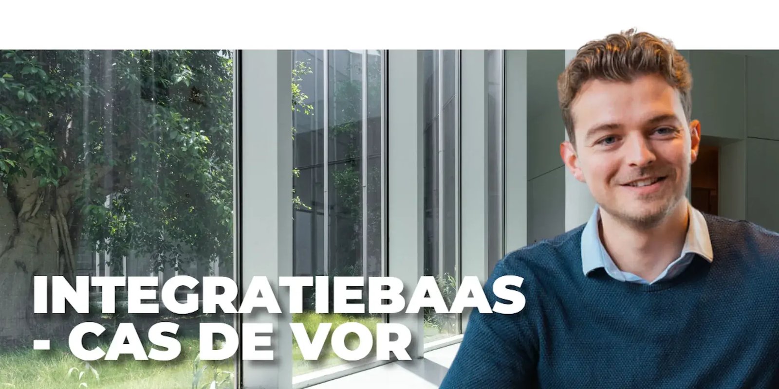 Foto van Cas voor het raam