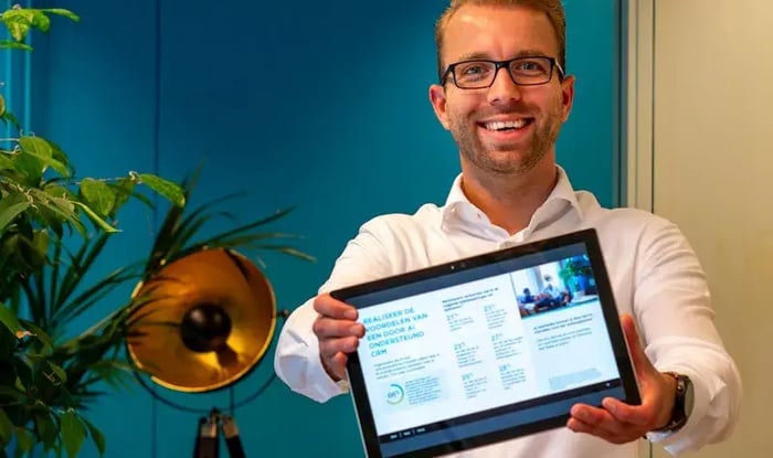 Man laat scherm laptop zien