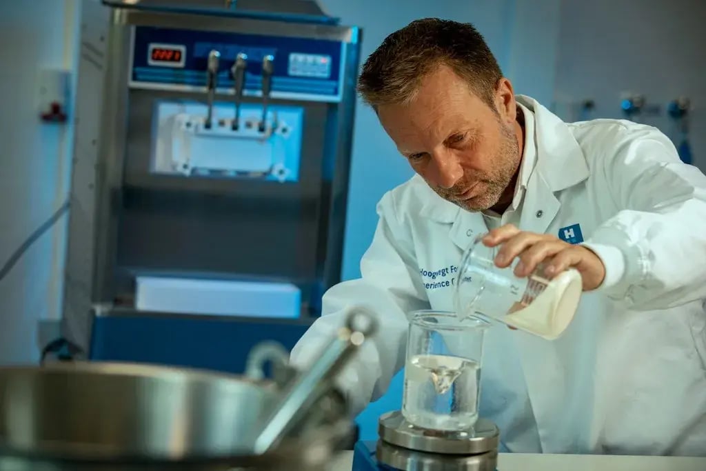 Man in laboratorium doet een test met vloeistoffen.
