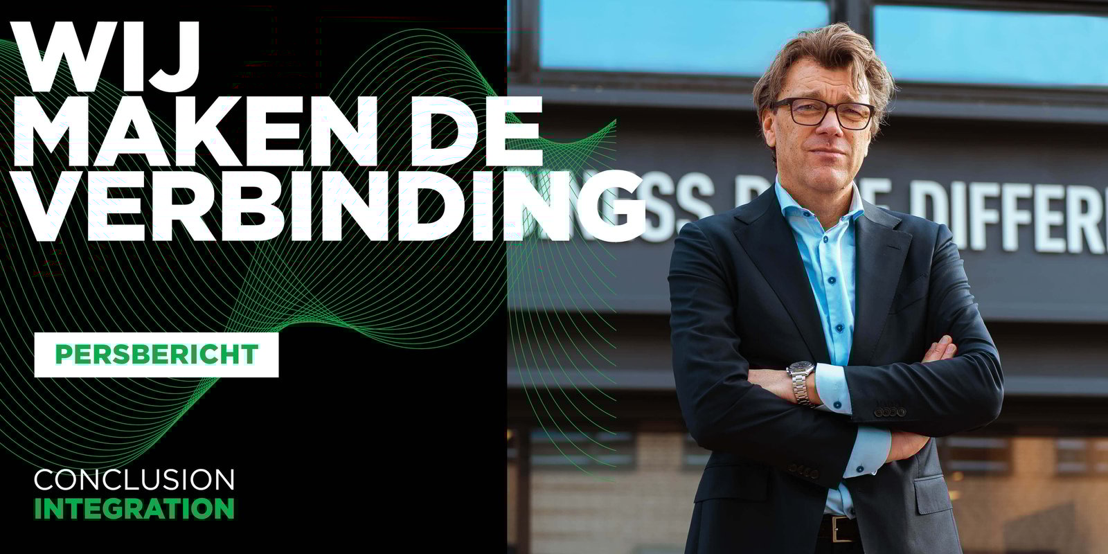 Man met handen over elkaar voor gebouw