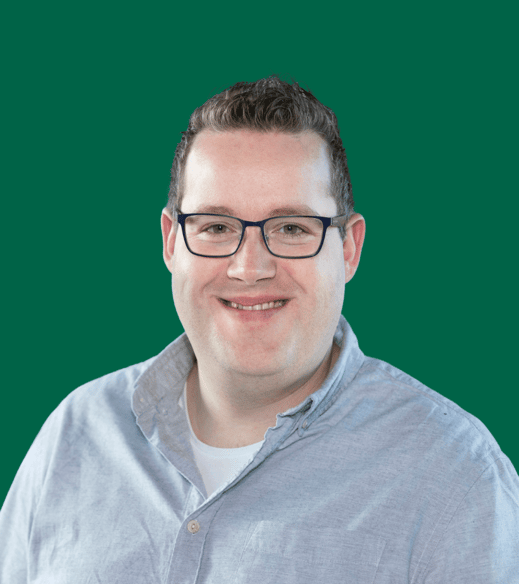 Mannelijke collega lacht vriendelijk.