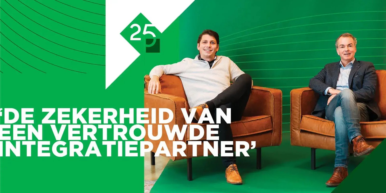 Twee mannen zittend op een bank