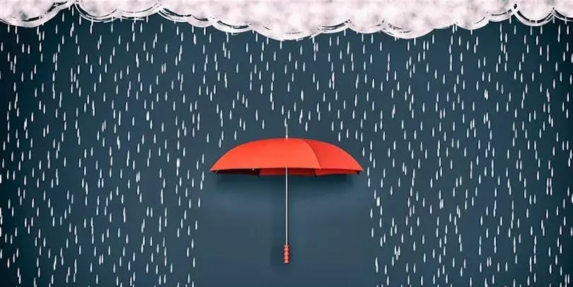 Rode paraplu onder wolk met neerslag