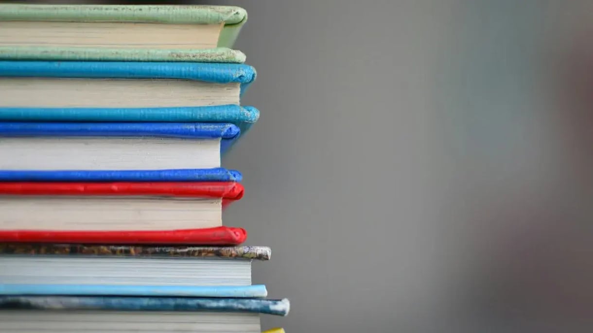 Stapel kleurrijk gekafte boeken