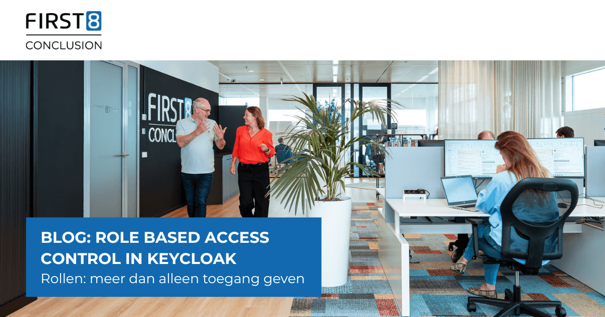 Man en vrouw pratend in kantoorruimte