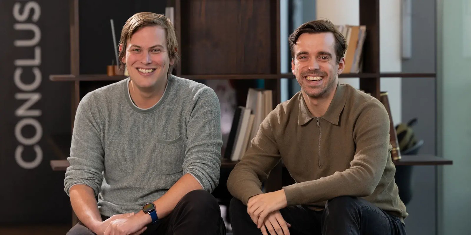 Twee heren die lachen naar de camera